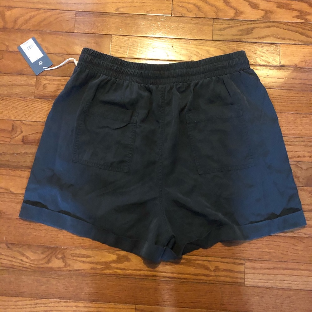 Universal Thread Elastic tie East and shorts